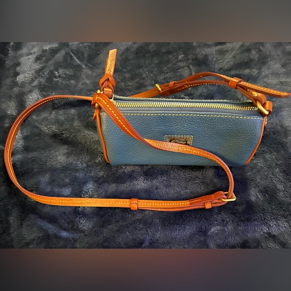 Authentic Dooney & Bourke Dillen small barrel crossbody. New! - Picture 6 of 11